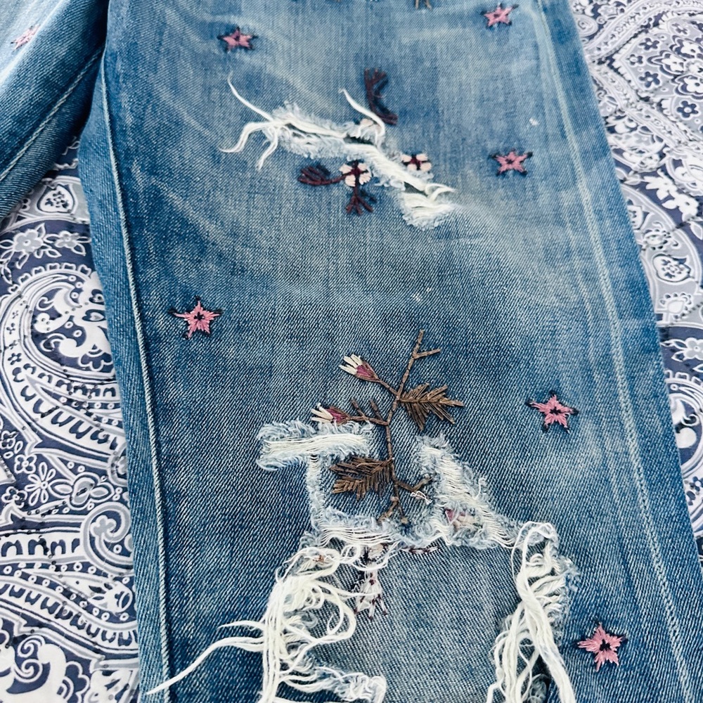 Lucky Brand Embroidered Distressed Boyfriend Jeans in size 8 - Picture 4 of 8